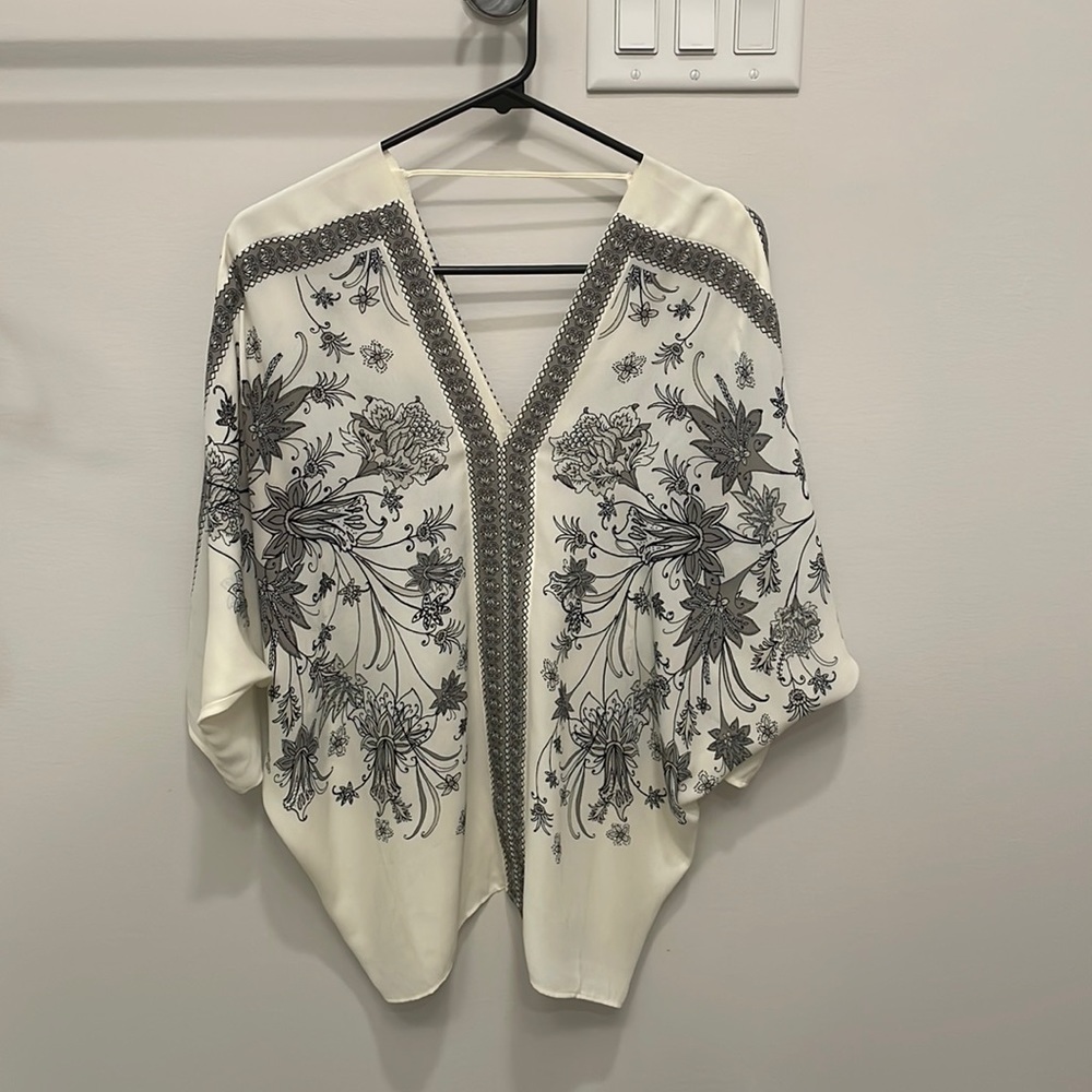 Loose fitting V neck blouse. Black/ivory